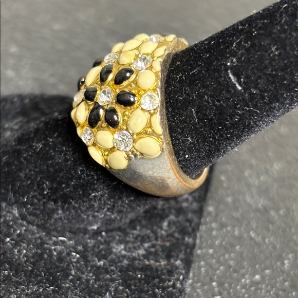 Elegant Gold and Black Floral Ring - Picture 2 of 8